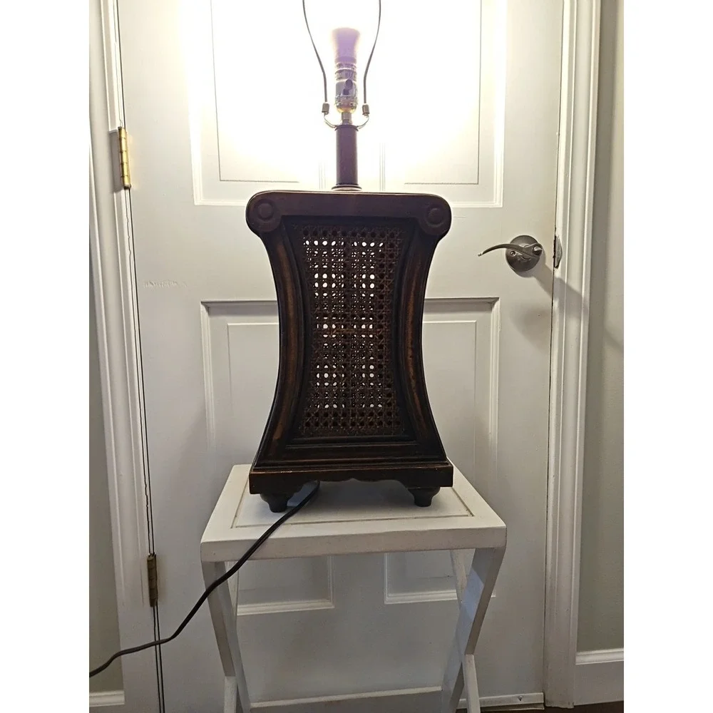 BEAUTIFUL Vintage-style Lamp With A Wooden Base And A Crane‎ Insert